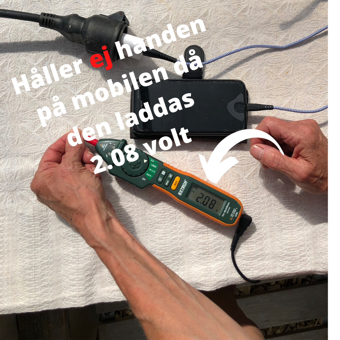 Håller i mobilen då den laddas 37.4 volt-2